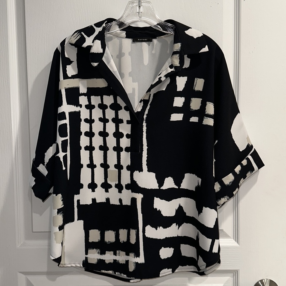 Natori black and white short sleeve top